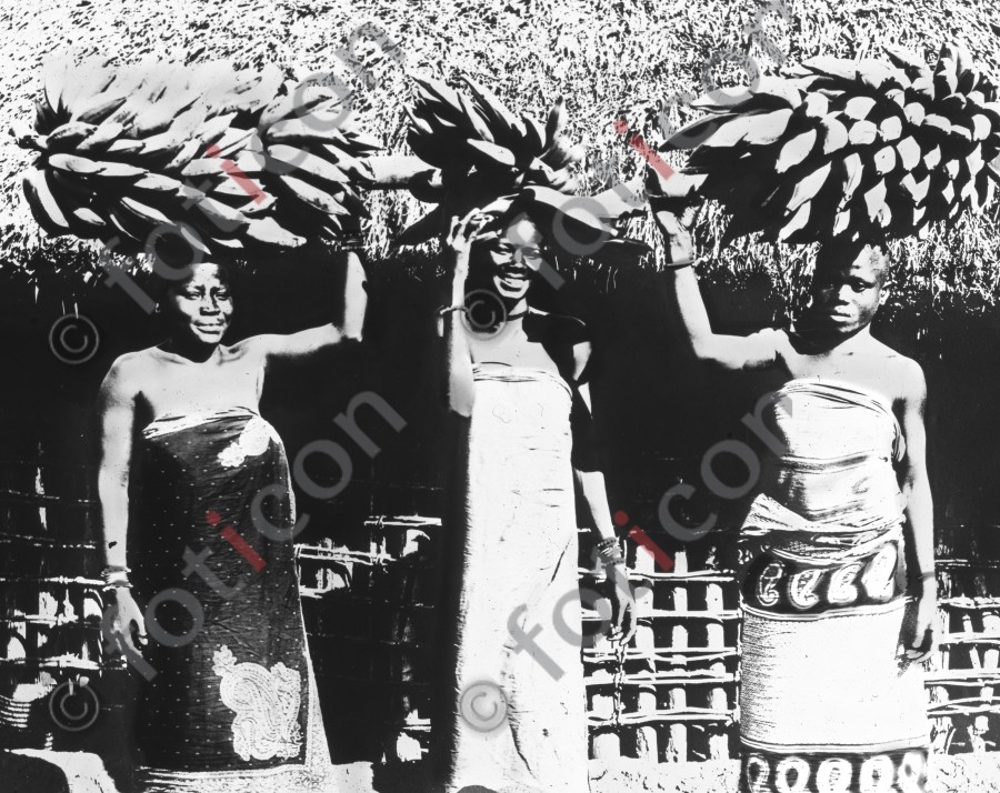 Drei Afrikanerinnen | Three Africans - Foto foticon-simon-192-026-sw.jpg | foticon.de - Bilddatenbank für Motive aus Geschichte und Kultur